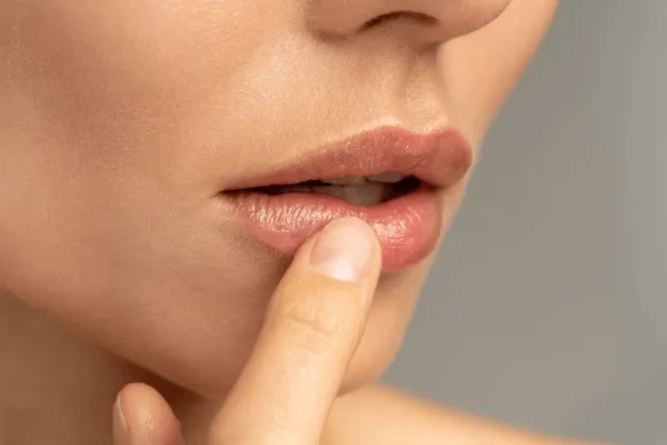Epilations - un gros plan d'une femme après l'épilation des lèvres