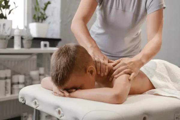 Modelage, massage d'un enfant