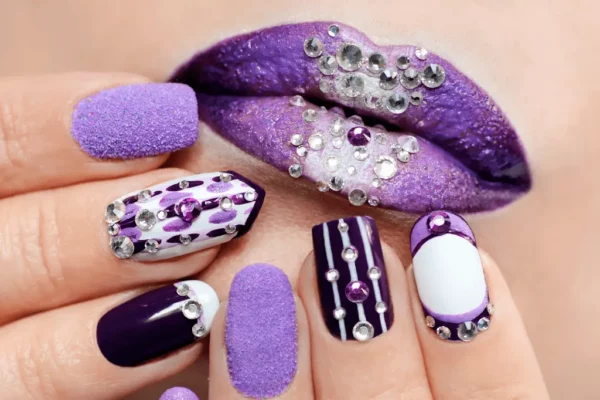 une femme avec des vernis à ongles violets et blancs sur ses ongles supplément Déco Stickers, Strass ... par ongle