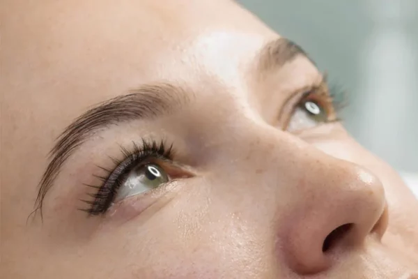 femme avec un rehaussement de cil, plus une teinture et un soin kératine