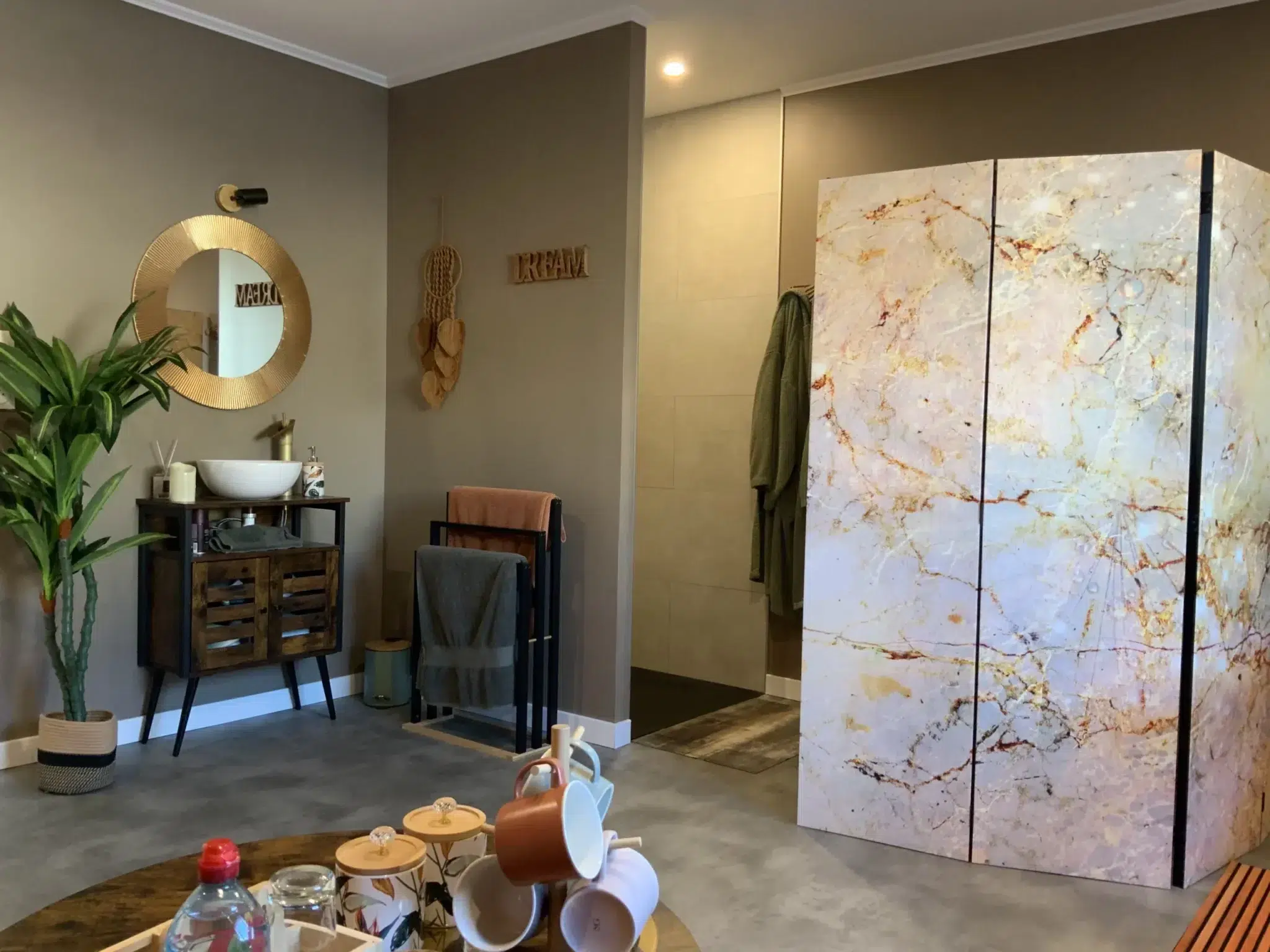 Photo Balnéo avec paravent, une douche et un coin lavabo très bien décoré