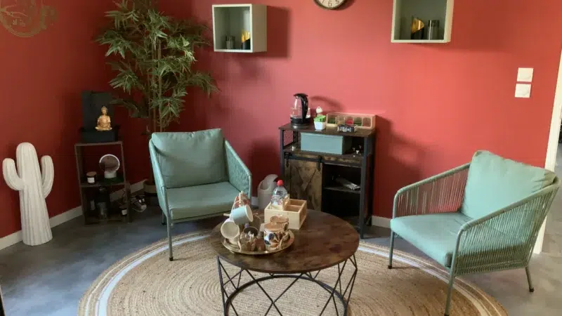 Photo Balnéo avec jacuzzi, une table basse et 2 fauteuils dans une jolie pièce